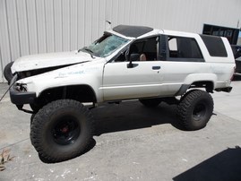 1986 TOYOTA RUNNER WHITE SR5 4WD MT 2.4 Z19599